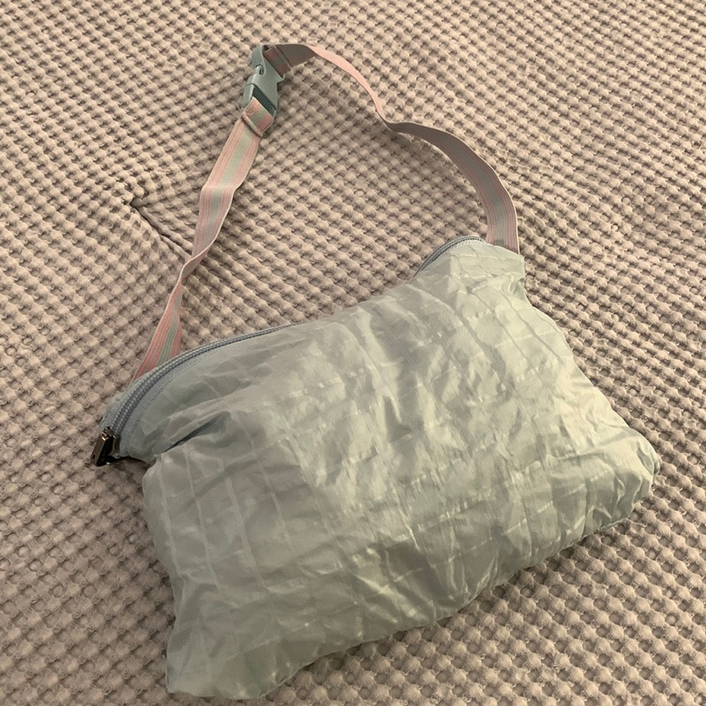 Windbreaker that folds into a pouch